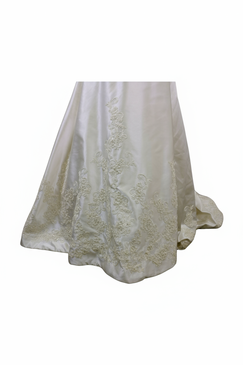 Vintage Lace Wedding Dress - Image 5